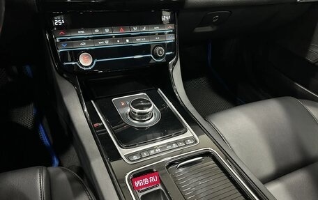 Jaguar XE I рестайлинг, 2017 год, 1 890 000 рублей, 19 фотография