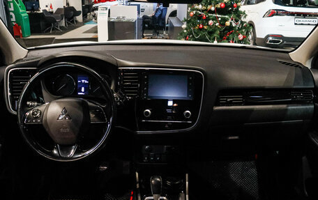 Mitsubishi Outlander III рестайлинг 3, 2021 год, 2 270 000 рублей, 9 фотография