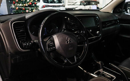 Mitsubishi Outlander III рестайлинг 3, 2021 год, 2 270 000 рублей, 12 фотография