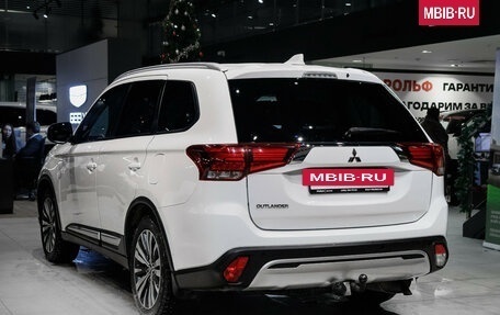 Mitsubishi Outlander III рестайлинг 3, 2021 год, 2 270 000 рублей, 6 фотография