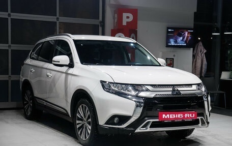 Mitsubishi Outlander III рестайлинг 3, 2021 год, 2 270 000 рублей, 3 фотография