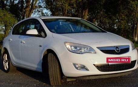 Opel Astra J, 2011 год, 850 000 рублей, 2 фотография