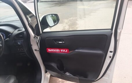 Toyota Voxy III, 2014 год, 1 600 000 рублей, 5 фотография