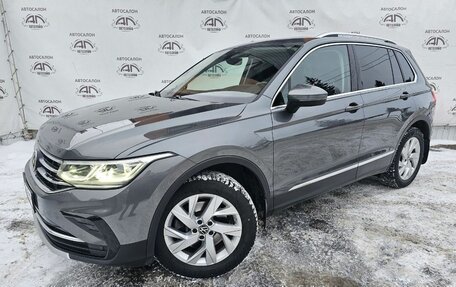 Volkswagen Tiguan II, 2021 год, 3 199 000 рублей, 2 фотография