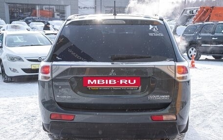 Mitsubishi Outlander III рестайлинг 3, 2014 год, 1 699 000 рублей, 4 фотография