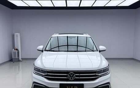 Volkswagen Tiguan II, 2022 год, 2 720 999 рублей, 2 фотография