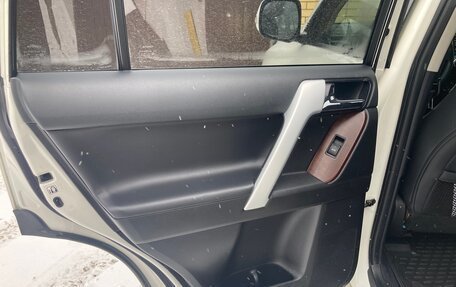 Toyota Land Cruiser Prado 150 рестайлинг 2, 2015 год, 2 850 000 рублей, 11 фотография