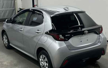 Toyota Yaris, 2022 год, 1 135 000 рублей, 2 фотография