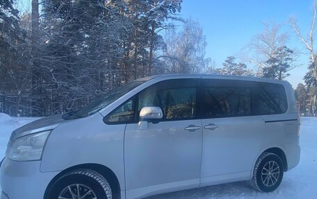 Toyota Noah III, 2010 год, 1 375 000 рублей, 5 фотография