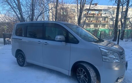 Toyota Noah III, 2010 год, 1 375 000 рублей, 2 фотография
