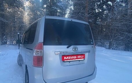 Toyota Noah III, 2010 год, 1 375 000 рублей, 4 фотография
