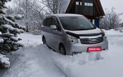 Toyota Noah III, 2012 год, 1 600 000 рублей, 1 фотография