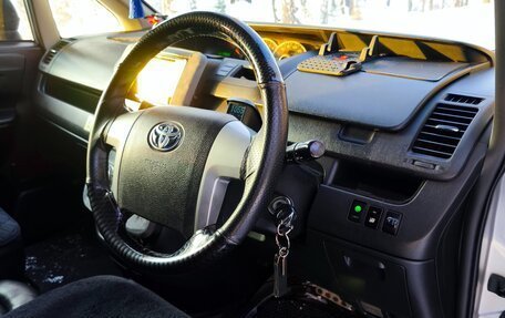 Toyota Noah III, 2012 год, 1 600 000 рублей, 5 фотография