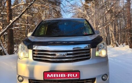 Toyota Noah III, 2012 год, 1 600 000 рублей, 2 фотография