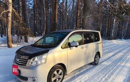 Toyota Noah III, 2012 год, 1 600 000 рублей, 4 фотография