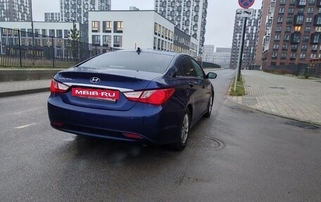 Hyundai Sonata VI, 2013 год, 968 000 рублей, 3 фотография
