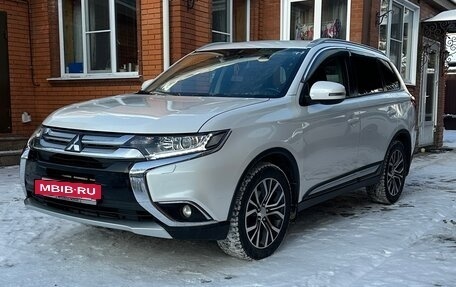 Mitsubishi Outlander III рестайлинг 3, 2016 год, 1 950 000 рублей, 2 фотография