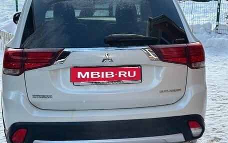 Mitsubishi Outlander III рестайлинг 3, 2016 год, 1 950 000 рублей, 4 фотография