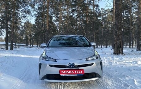 Toyota Prius IV XW50, 2019 год, 1 900 000 рублей, 1 фотография