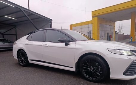 Toyota Camry, 2021 год, 3 700 000 рублей, 2 фотография