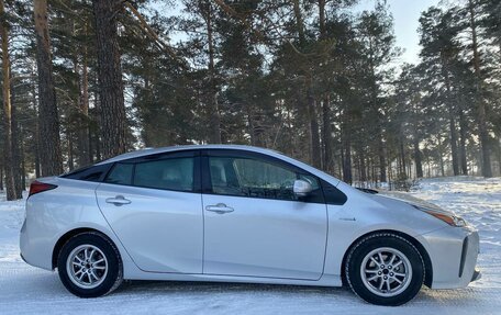 Toyota Prius IV XW50, 2019 год, 1 900 000 рублей, 3 фотография
