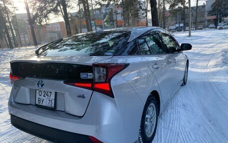 Toyota Prius IV XW50, 2019 год, 1 900 000 рублей, 5 фотография