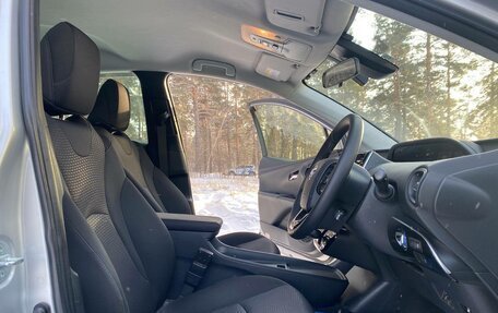 Toyota Prius IV XW50, 2019 год, 1 900 000 рублей, 12 фотография