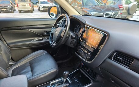 Mitsubishi Outlander III рестайлинг 3, 2018 год, 1 730 000 рублей, 10 фотография