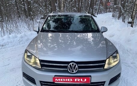 Volkswagen Touareg III, 2011 год, 1 680 000 рублей, 2 фотография