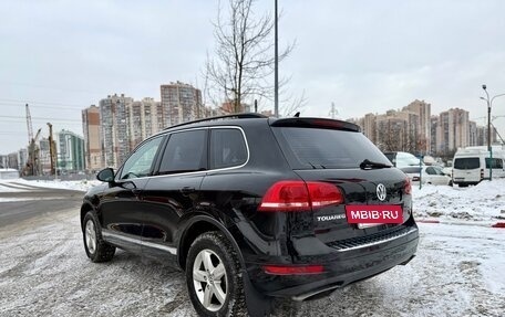 Volkswagen Touareg III, 2011 год, 1 800 000 рублей, 2 фотография