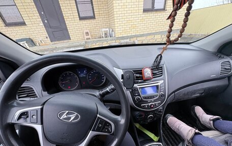 Hyundai Solaris II рестайлинг, 2011 год, 650 000 рублей, 18 фотография