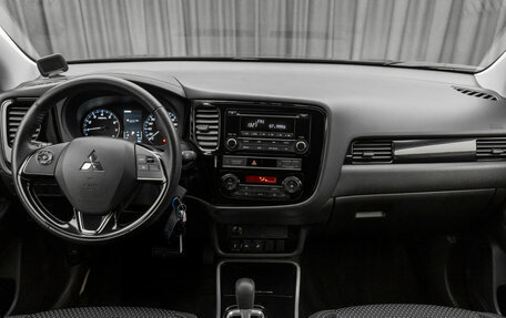 Mitsubishi Outlander III рестайлинг 3, 2019 год, 2 420 000 рублей, 10 фотография