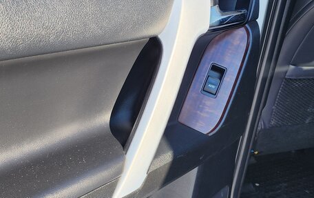 Toyota Land Cruiser Prado 150 рестайлинг 2, 2017 год, 4 100 000 рублей, 11 фотография