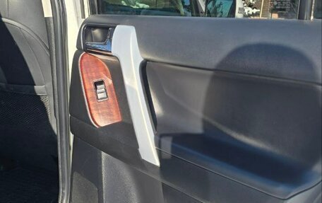 Toyota Land Cruiser Prado 150 рестайлинг 2, 2017 год, 4 100 000 рублей, 13 фотография