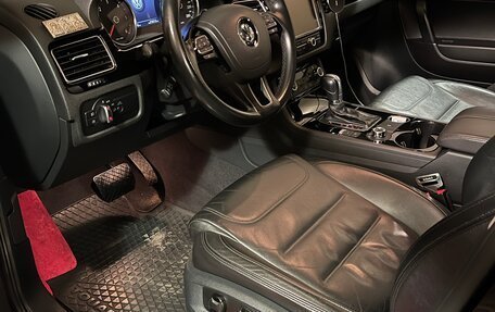 Volkswagen Touareg III, 2011 год, 2 300 000 рублей, 2 фотография