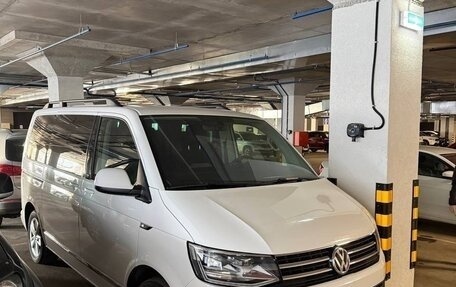 Volkswagen Multivan T6 рестайлинг, 2019 год, 3 850 000 рублей, 1 фотография