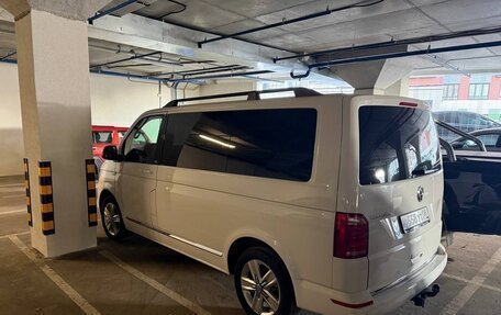 Volkswagen Multivan T6 рестайлинг, 2019 год, 3 850 000 рублей, 2 фотография