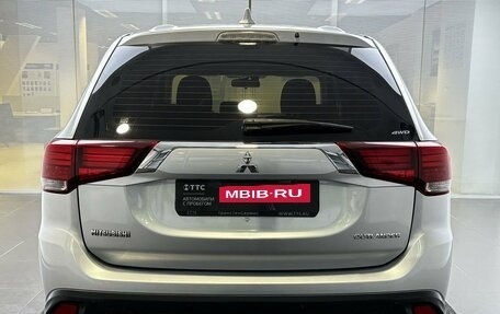 Mitsubishi Outlander III рестайлинг 3, 2018 год, 2 299 000 рублей, 6 фотография