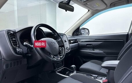 Mitsubishi Outlander III рестайлинг 3, 2018 год, 2 299 000 рублей, 16 фотография