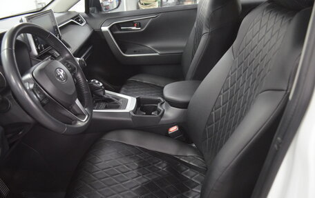 Toyota RAV4, 2021 год, 3 350 000 рублей, 10 фотография