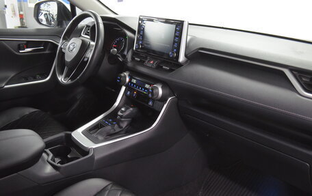 Toyota RAV4, 2021 год, 3 350 000 рублей, 8 фотография