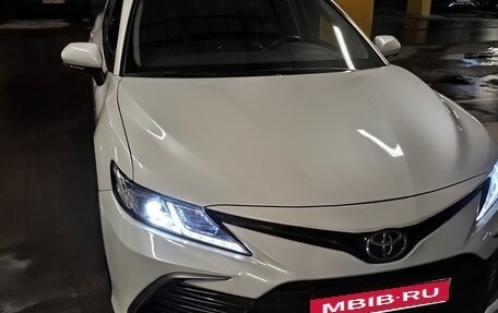 Toyota Camry, 2021 год, 2 600 000 рублей, 2 фотография