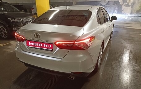 Toyota Camry, 2021 год, 2 600 000 рублей, 4 фотография