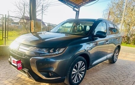 Mitsubishi Outlander III рестайлинг 3, 2020 год, 2 600 000 рублей, 1 фотография