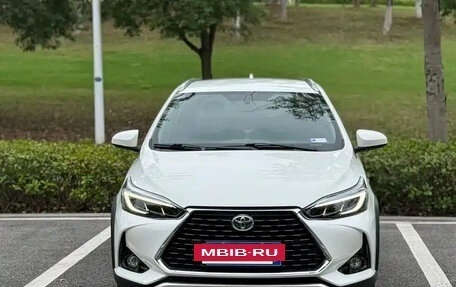 Toyota Yaris XP150 рестайлинг, 2022 год, 1 000 000 рублей, 2 фотография