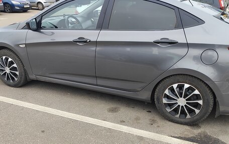 Hyundai Solaris II рестайлинг, 2015 год, 830 000 рублей, 3 фотография