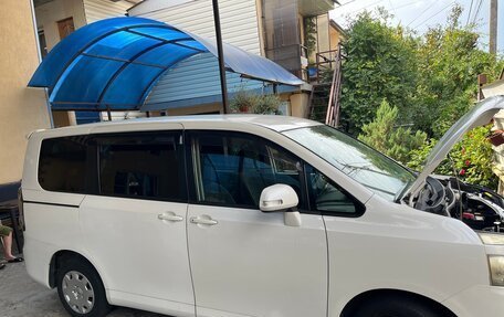 Toyota Voxy II, 2008 год, 800 000 рублей, 3 фотография