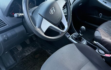 Hyundai Solaris II рестайлинг, 2011 год, 710 000 рублей, 3 фотография