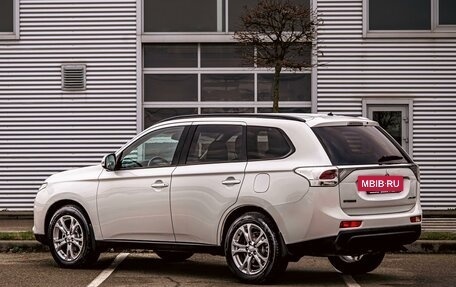 Mitsubishi Outlander III рестайлинг 3, 2014 год, 1 155 000 рублей, 4 фотография