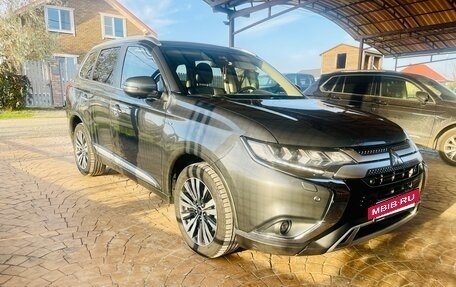 Mitsubishi Outlander III рестайлинг 3, 2020 год, 2 600 000 рублей, 2 фотография